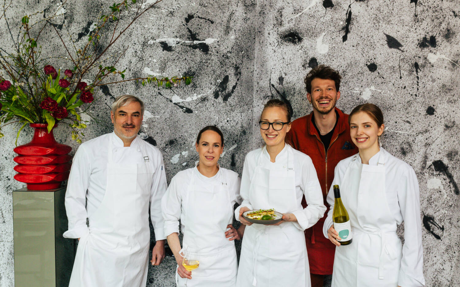 Thorsten Gillert (links) hat seinem erdbeerfressenden Drachen samt gut gelauntem Team an der Alster eine neue Höhle geschaffen / ©Julia Schumacher