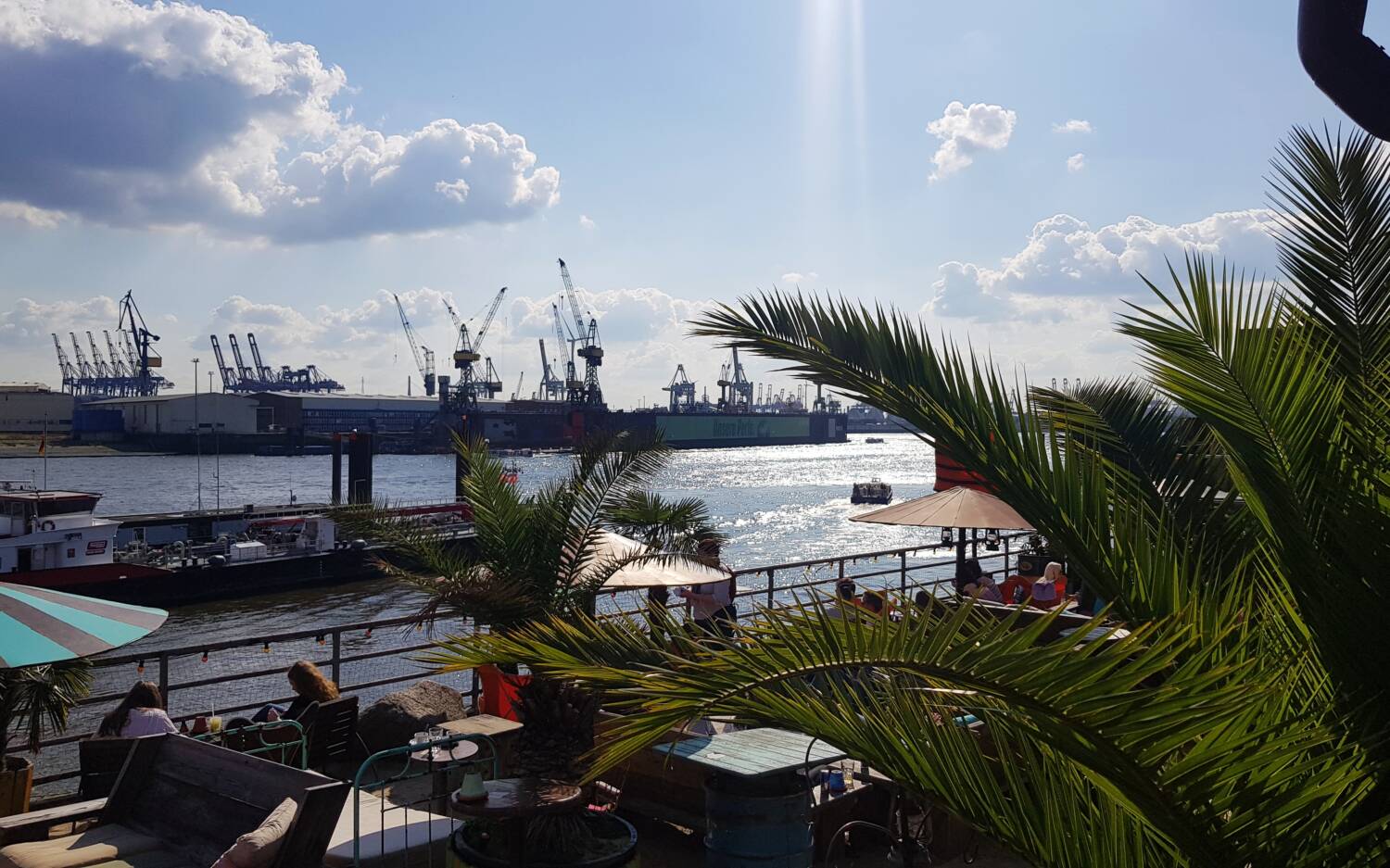 Der Ausblick von StrandPauli auf den Hafen – Hamburg pur! / ©StrandPauli / Lydia Stach