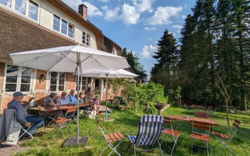 Der Blick auf den Kuchen und ins Grüne: Ein wunderschönes Hofcafé in Hamburg ist das Haus Anna Elbe / ©Haus Anna Elbe