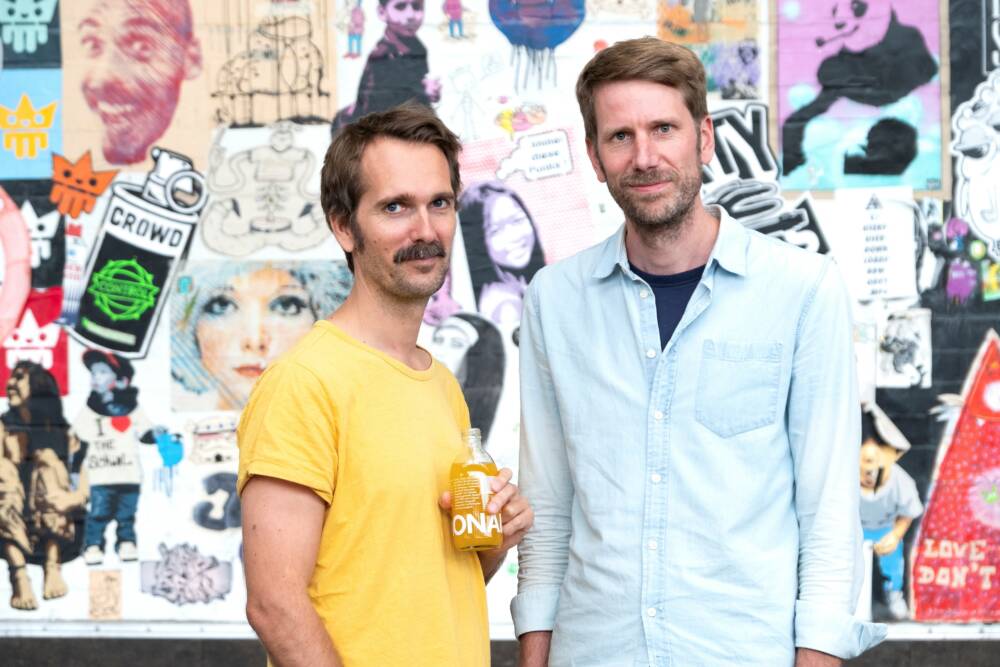 Die Gründer Paul Bethke und Felix Langguth können ihre Limonade endlich legal verkaufen / ©Lemonaid 