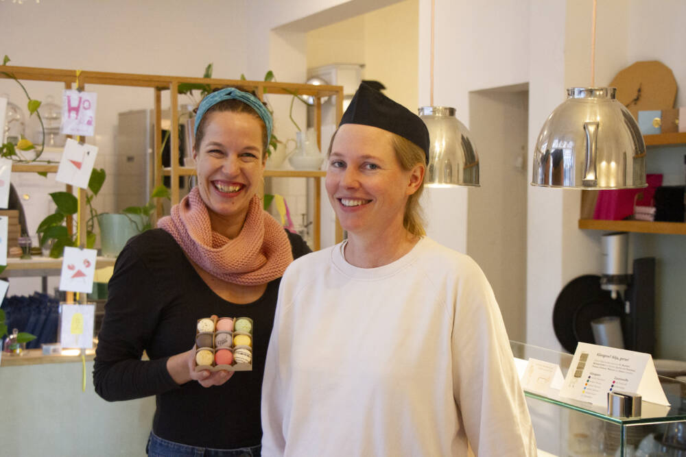 Jessica Gienk (links) und Sibylle Seibert lieben die Schweizer Süßware / ©Johanna Zobel