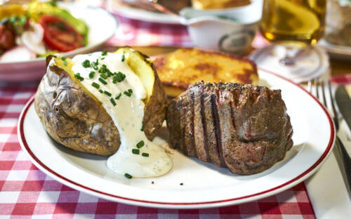 Klassiker im Block House: Ofenkartoffel mit Sour Cream zum saftigen Steak / ©Marc Sill