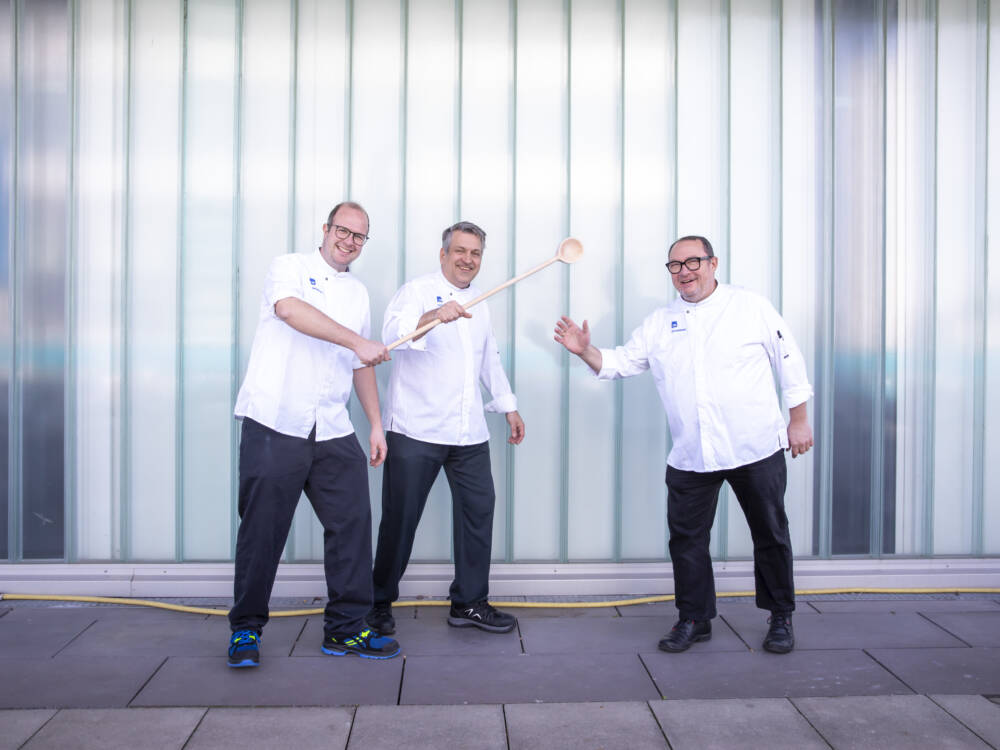 Kückenchef;Gilbert Köcher (rechts) übergibt den Kochlöffel an seine Nachfolger Stefan Brecklein (links) und Thomas Fischer/ ©Eva Hecht