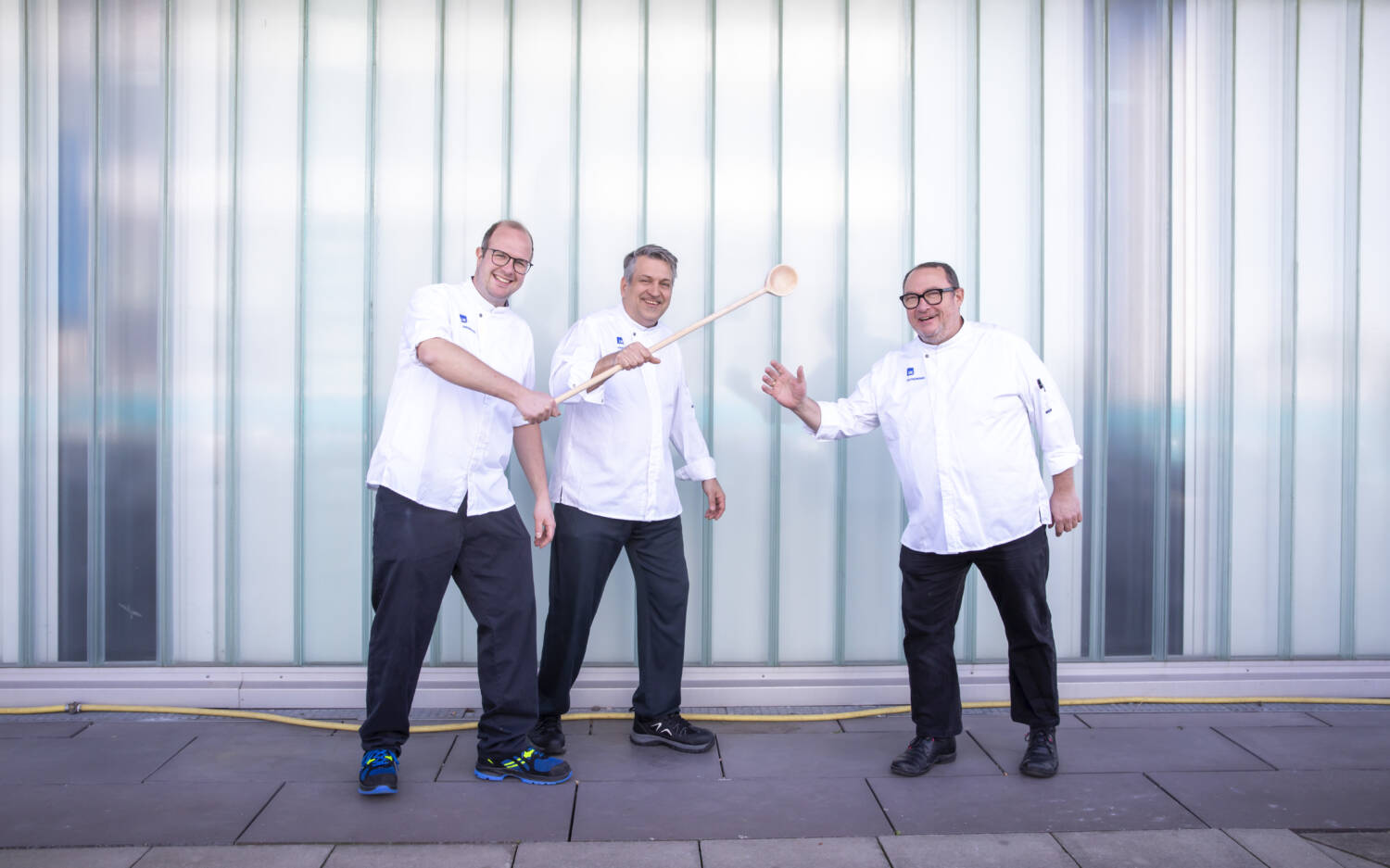 Kückenchef;Gilbert Köcher (rechts) übergibt den Kochlöffel an seine Nachfolger Stefan Brecklein (links) und Thomas Fischer/ ©Eva Hecht