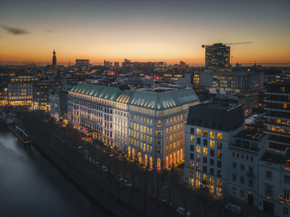 Strahlt zu jeder Tageszeit: das Hotel Vier Jahreszeiten an der Alster / ©Hotel Vier Jahreszeiten