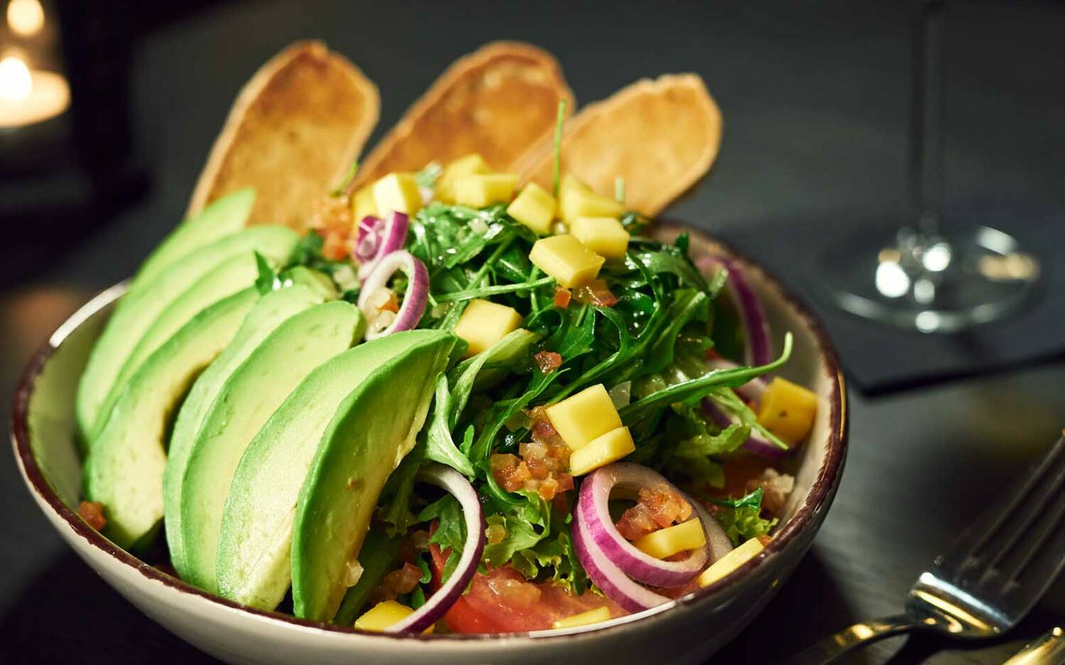 Zu den kreativen Bowls wird hausgebackenes Brot gereicht / ©Marc Sill