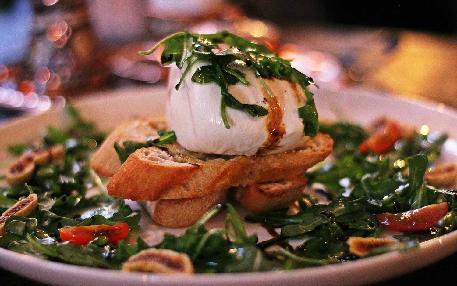 Als Vorspeise tischt die Filmhauskneipe Burrata-Salat auf / ©Unsplash/steph