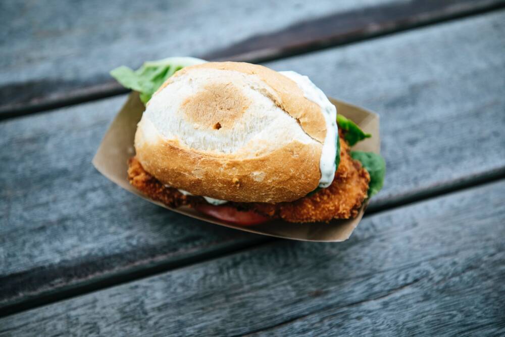 An Sannis Elbkate gibt‘s leckere Snacks für hungrige Ausflügler / ©Unsplash/Markus Spiske