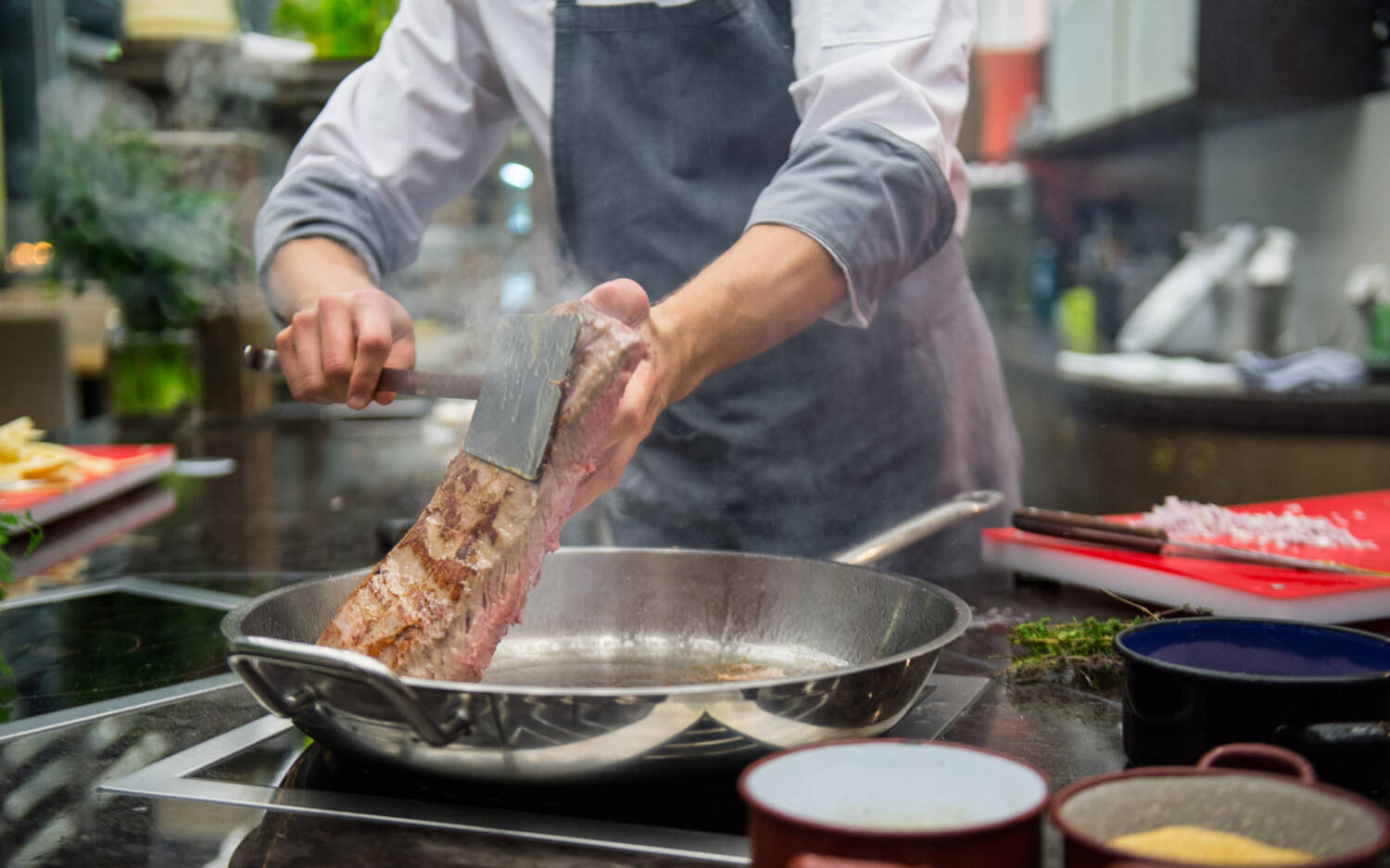 Auch die Zubereitung von Fleisch spielt bei der VLET Kochschule ein Rolle / ©NORD EVENT GmbH