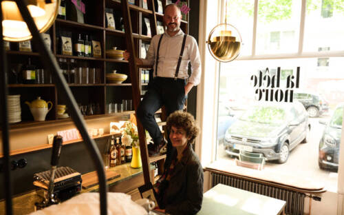 Das neue Café La Bête Noir hat allerlei Schätze im Regal stehen / ©Astrid Grosser
