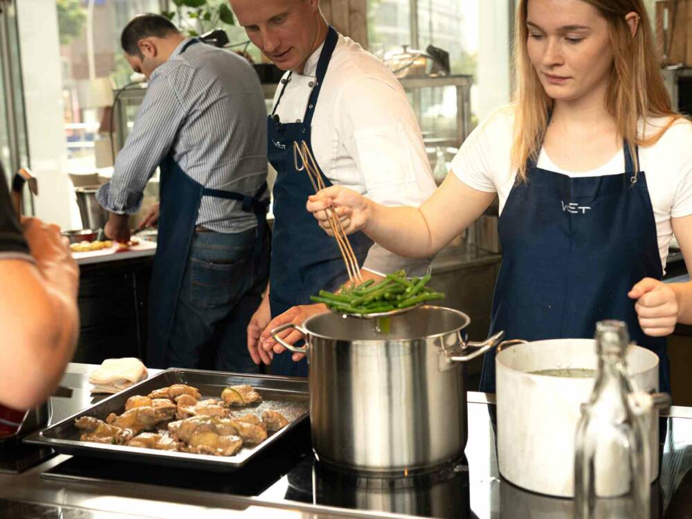 Die Kochkurse finden unter der Anleitung der Küchenchefs Lars Möller und Tobias Lehmann statt / ©NORD EVENT GmbH