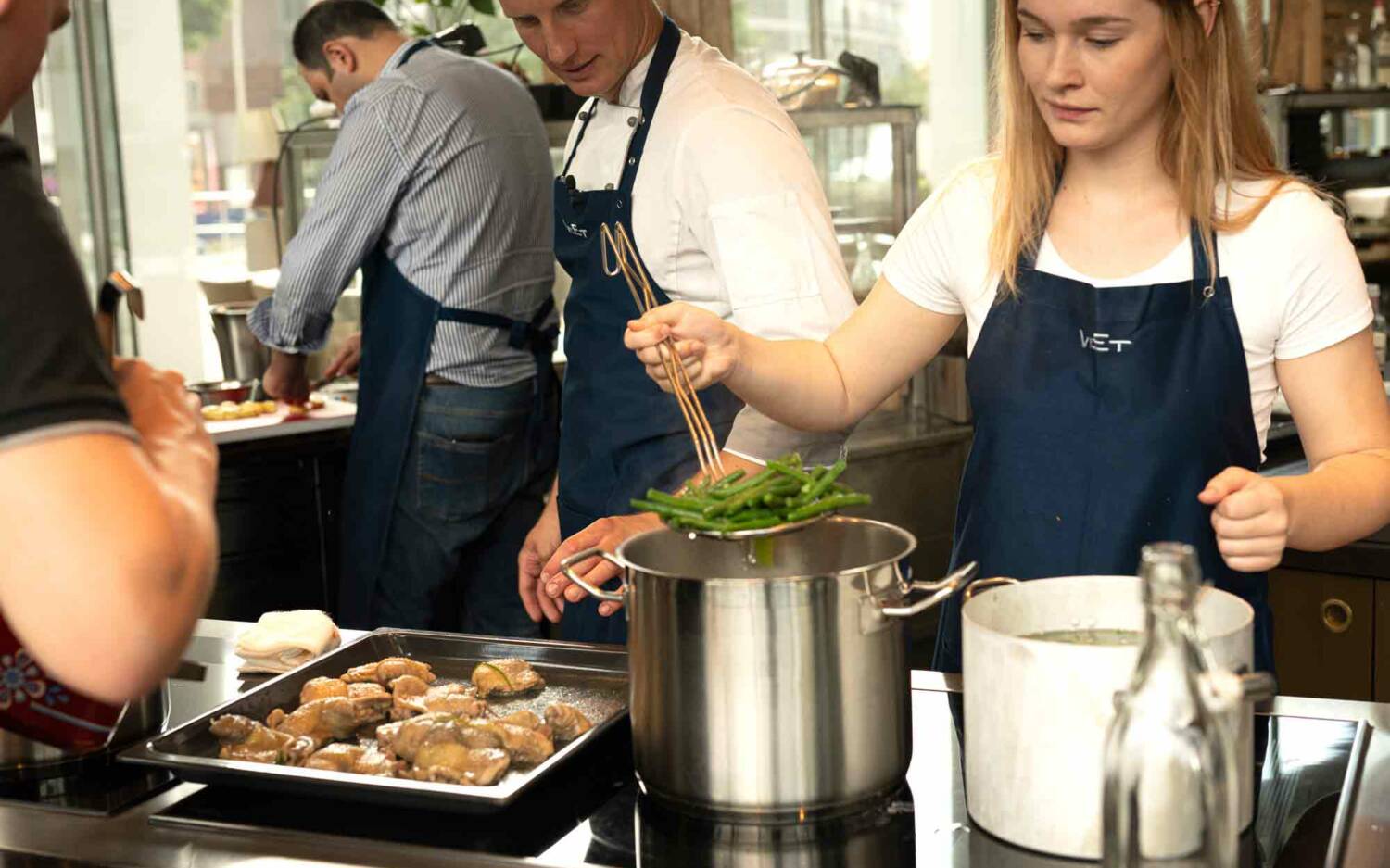 Die Kochkurse finden unter der Anleitung der Küchenchefs Lars Möller und Tobias Lehmann statt / ©NORD EVENT GmbH