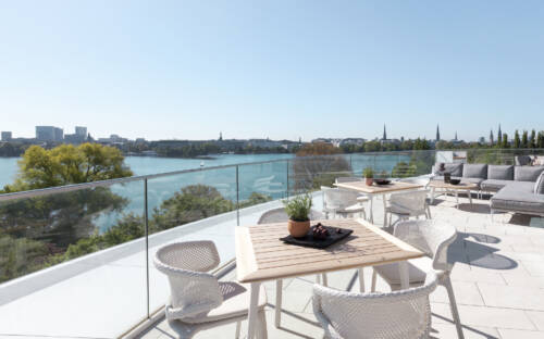 Ein einzigartiger Blick von der Dachterrasse der Fontenay Bar / ©The Fontenay Hamburg 