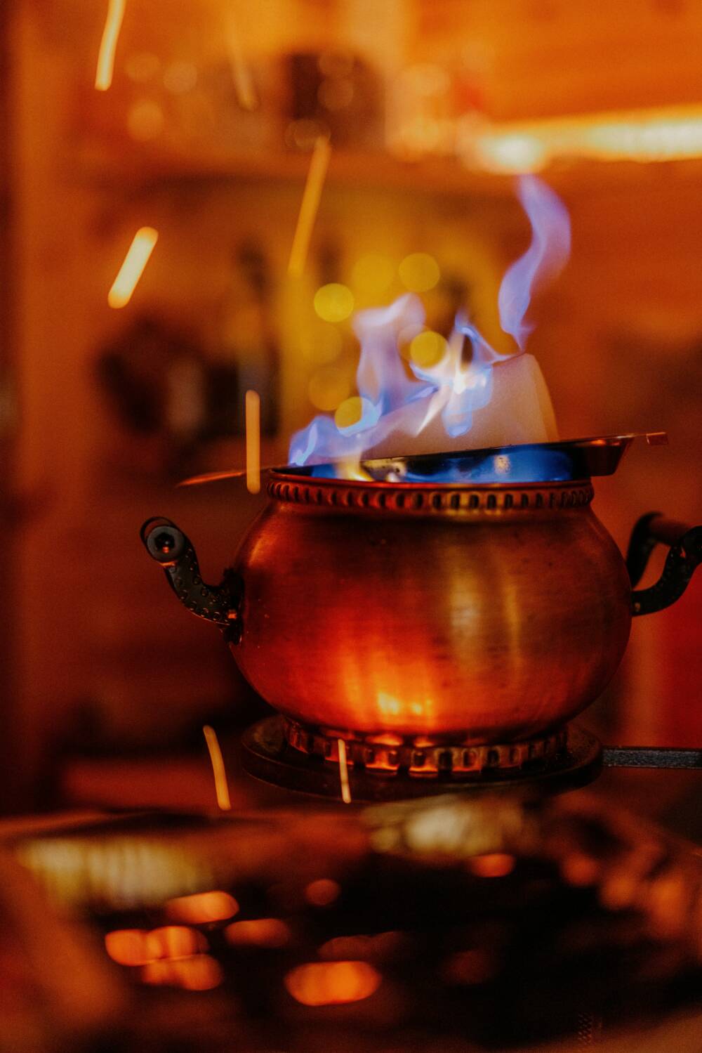 Feuerzangenbowle gibt es in der Alten Druckerei als Film und als Heißgetränk / ©Unsplash/Adrian Infernus