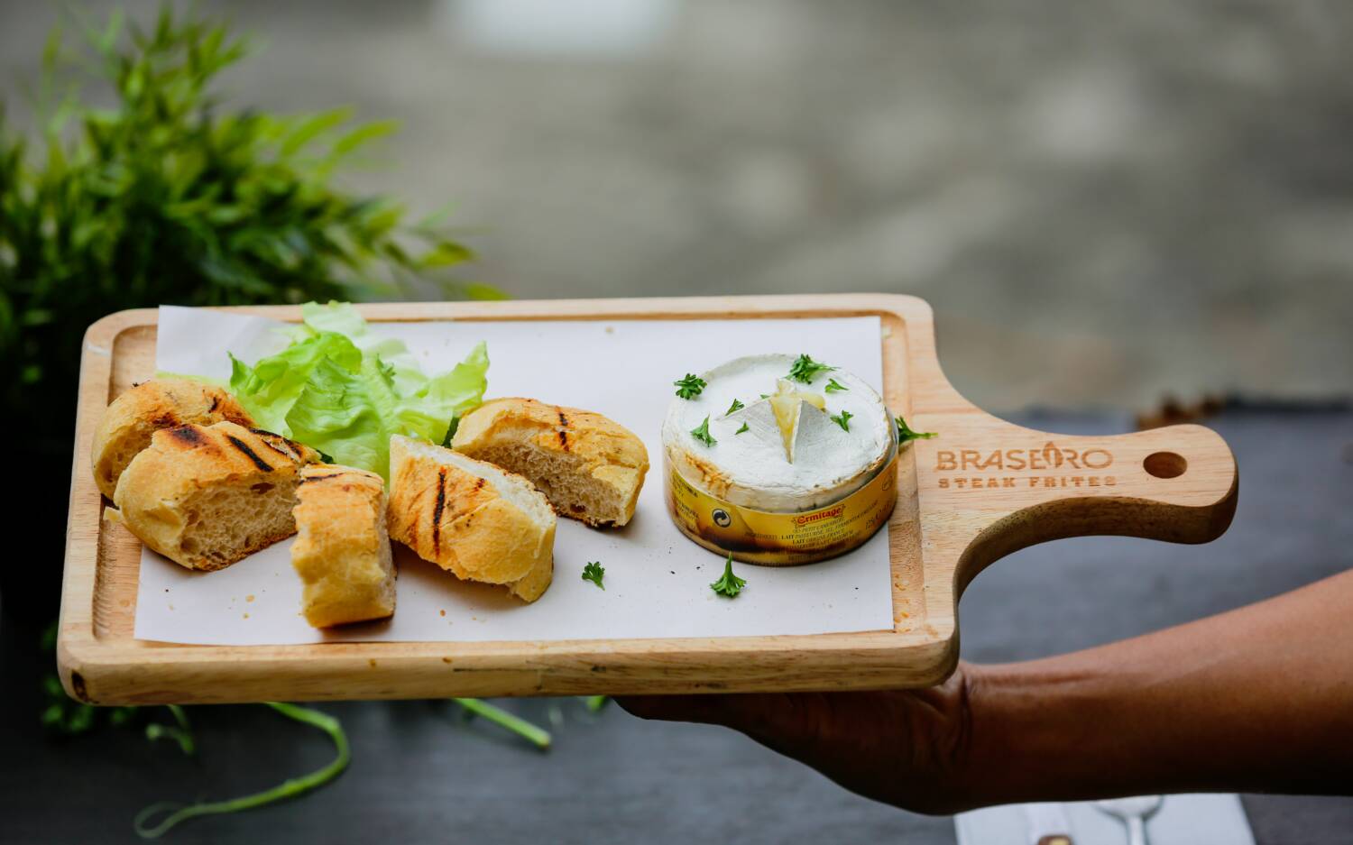 Gebackener Camembert mit Preiselbeeren, Salat und gebuttertem Röstbrot im Schnoor's Restaurant in Sasel / ©Unsplash/ Paras Kapoor