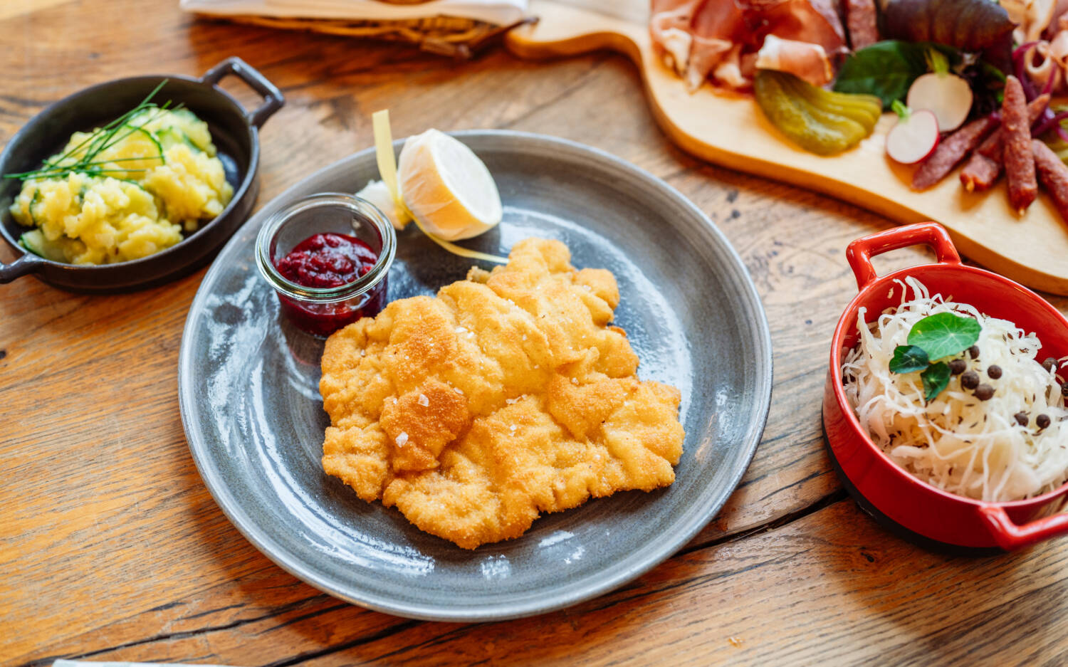 Klassiker Wiener Schnitzel kommt in der Weinwortschaft Kleines Jacob natürlich auch auf den Tisch / ©DSR Hotel Holding