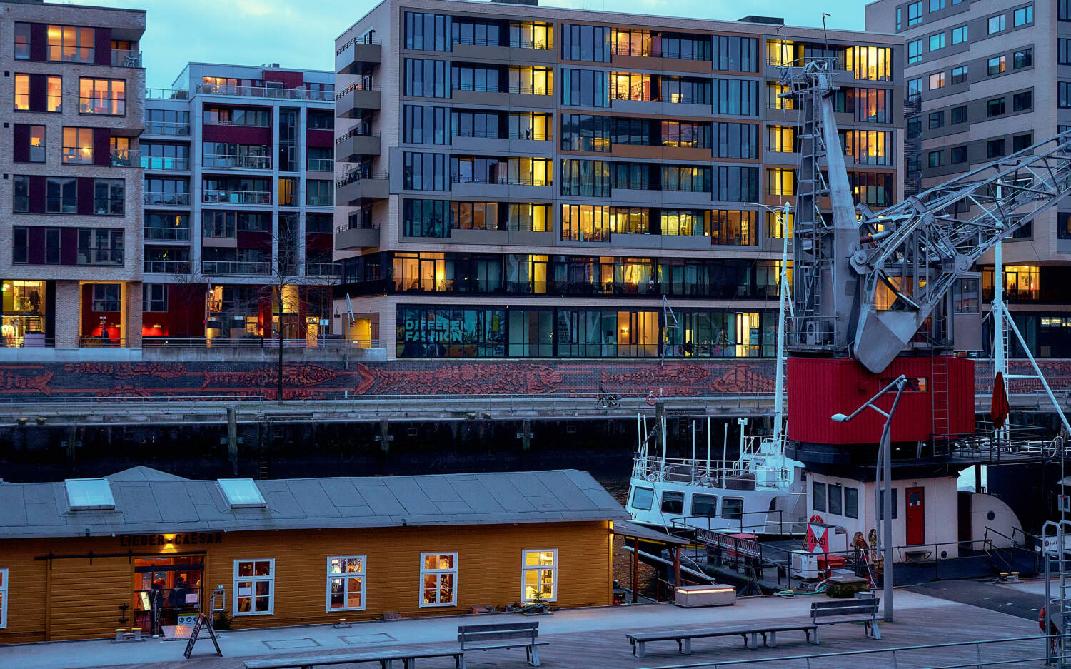 Lässige Location auf dem Wasser: der alte Lieger im Sandtorhafen / ©Marc Sill