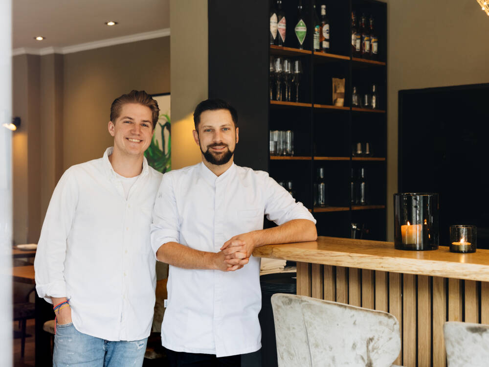 Leon Blume (l.) und Clemens Maiwald übernehmen das Hus in Lee auf Sylt  / ©Julia Schumacher