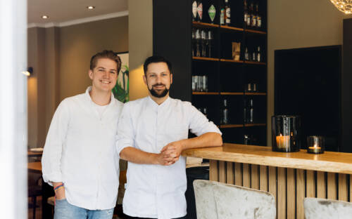 Leon Blume (l.) und Clemens Maiwald übernehmen das Hus in Lee auf Sylt  / ©Julia Schumacher