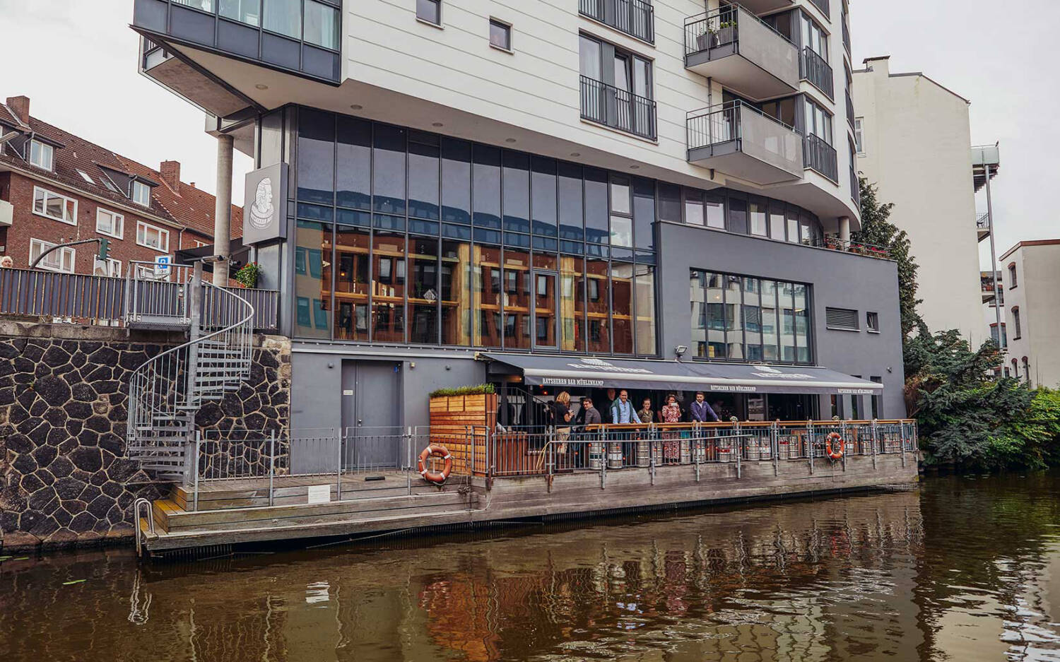 Mit Blick auf den Osterbekkanal: Die Ratsherrn Bar Mühlenkamp/ ©Seren Dal