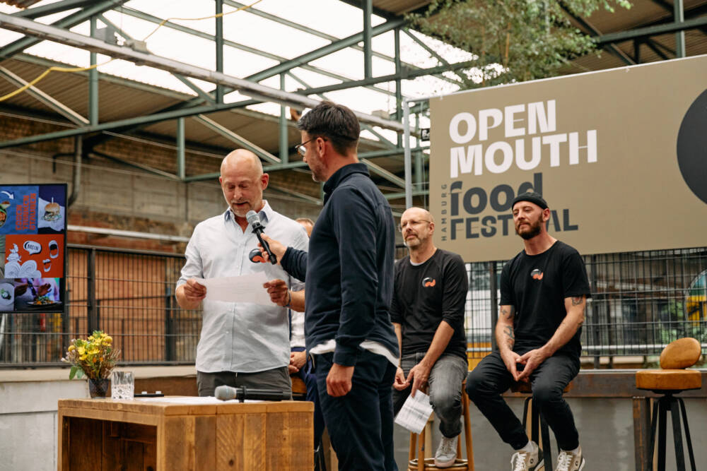 Norman Störl, Geschäftsführer Kreation bei blood actvertising, verliest das Manifest von Open Mouth / ©Nina Petrova