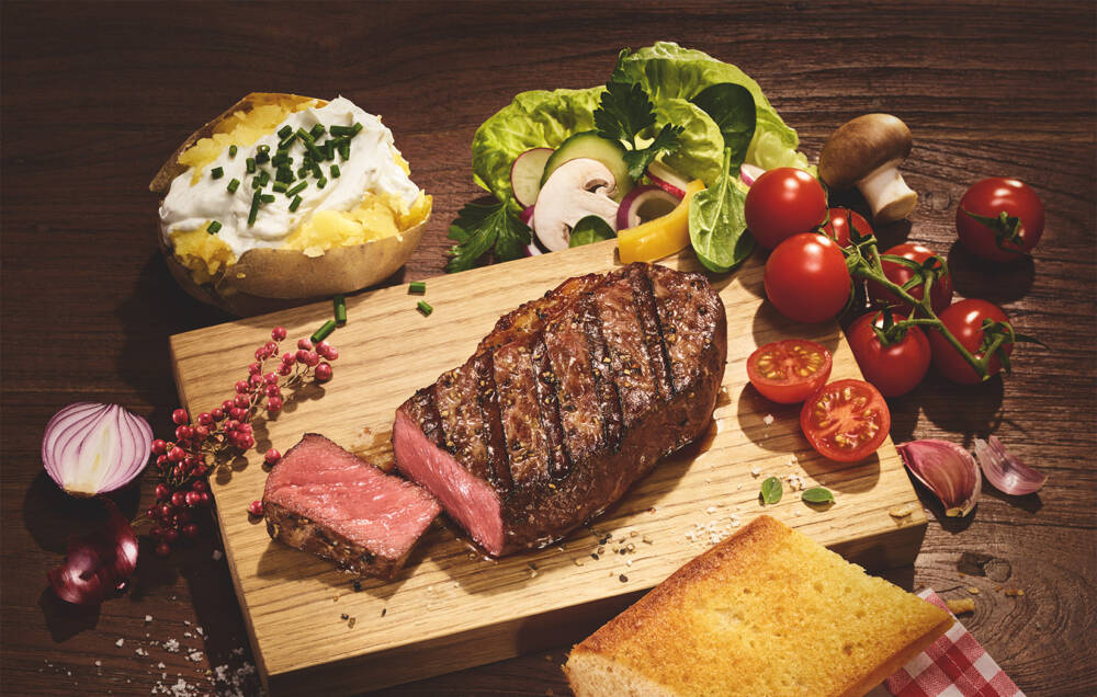 Schmeckt auch an heißen Tagen: Steak und Knoblauchbrot von Block House / ©Block House