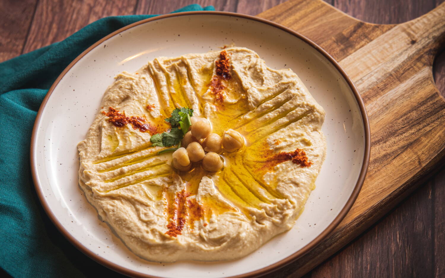 Selbstgemachter Hummus Dip im Zaytuna in Wandsbek /©unsplash/christopher alvarenga