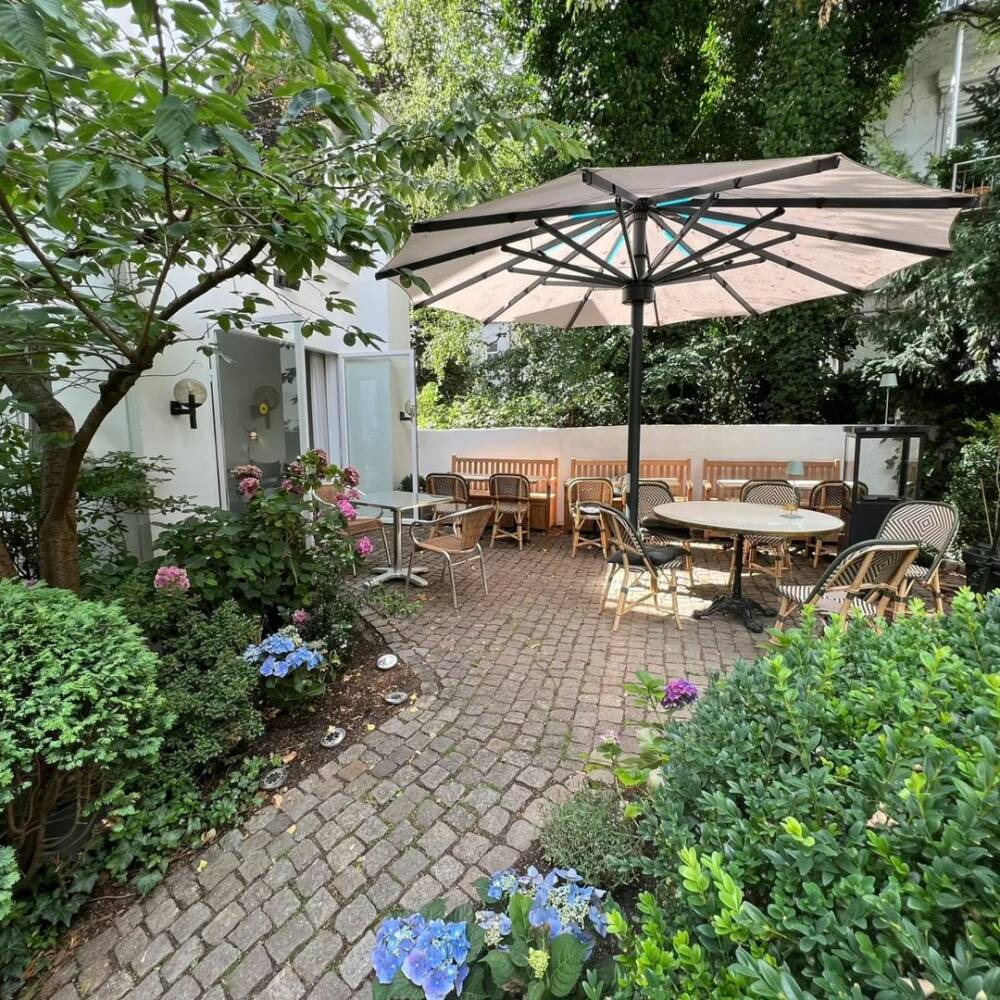 Traumhaft: Der Sommergarten des italienischen Restaurants Carino / ©Carino