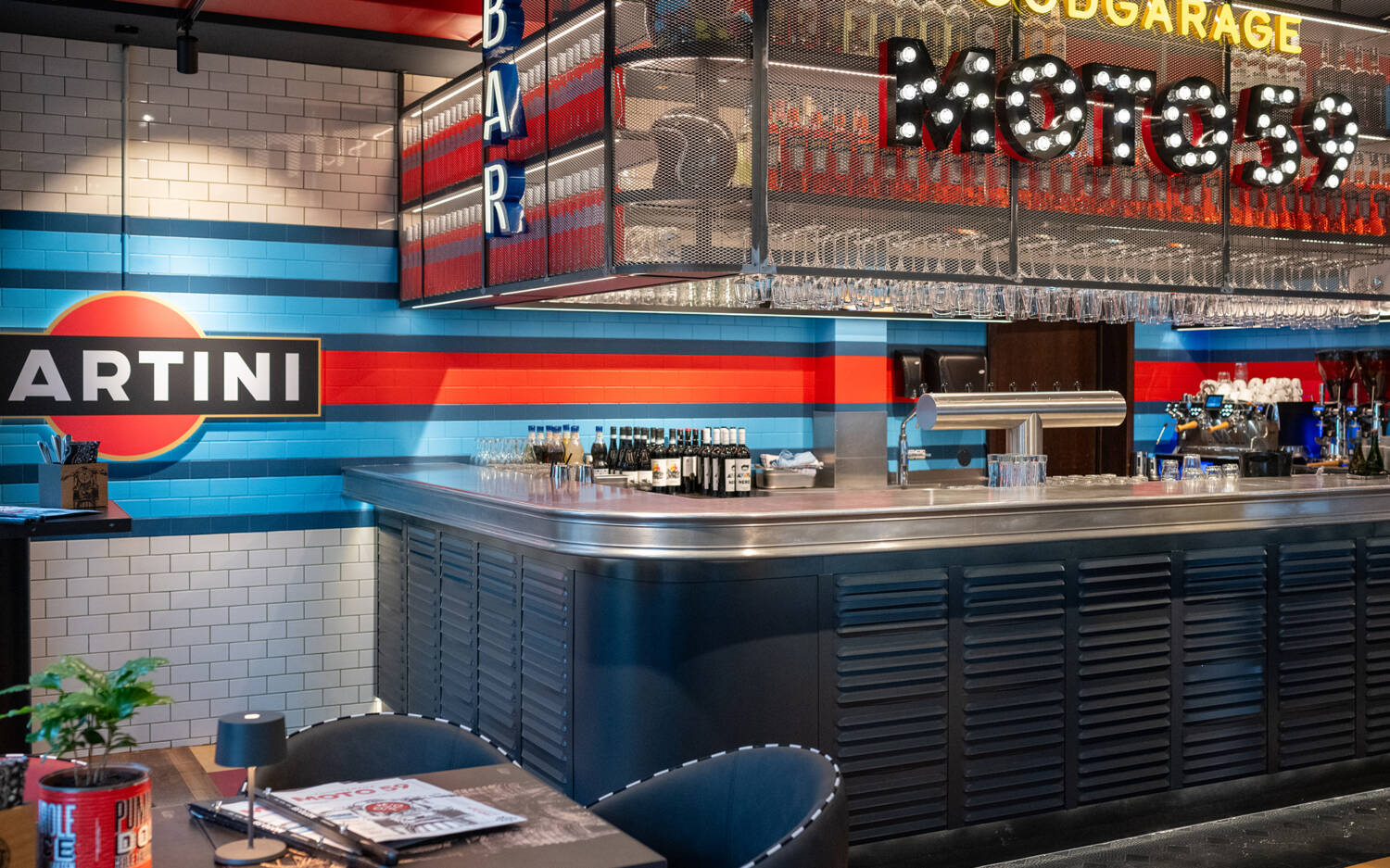 Werkstatt oder Restaurant? In der Moto59 Foodgarage duftet es nach Burger und Pizza statt Motorenöl / ©Moto59 Foodgarage