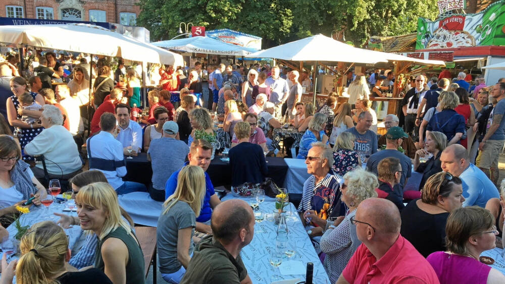 Auftakt für den Sommer: Weinliebhaberinnen und -liebhaber füllen den Drosteiplatz in Pinneberg / © WirtschaftsGemeinde Pinneberg