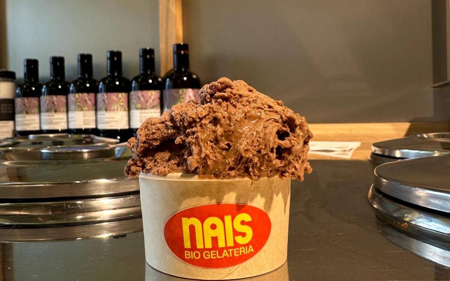 Bei Nais gibt es gespachteltes Bio-Eis / ©Nais