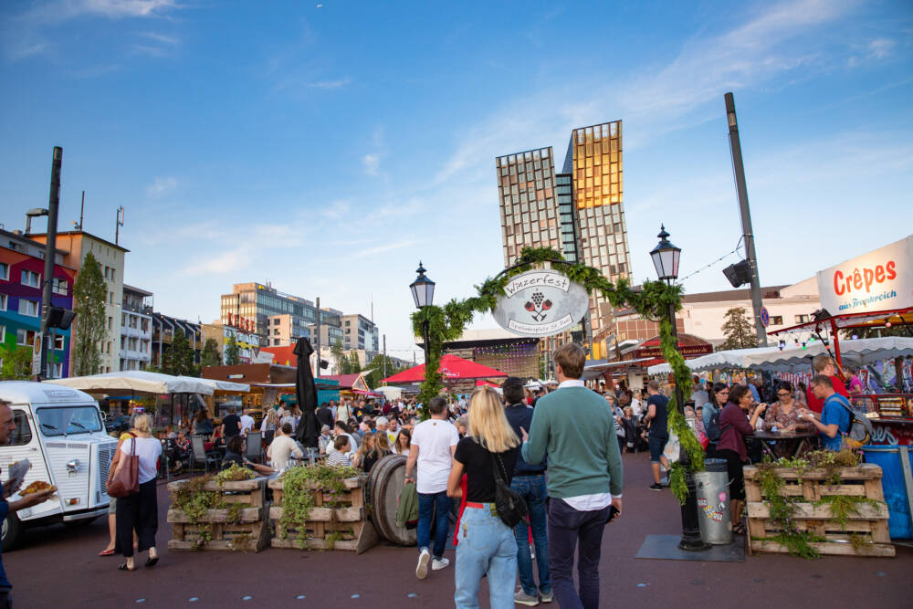 Beim Winzerfest auf dem Spielbudenplatz stellen sechs Winzerinnen und Winzer ihre Regionen vor / © Marius Rooer 