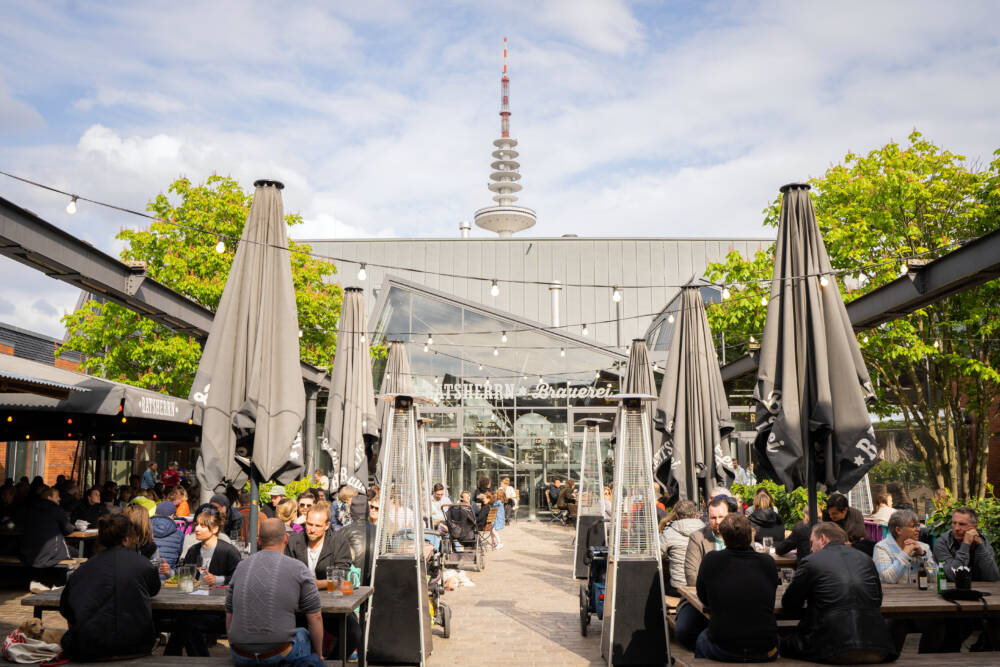 Den Fernsehturm im Blick haben die Gäste in der Schanze im Biergarten vom Altes Mädchen / ©Ratsherrn