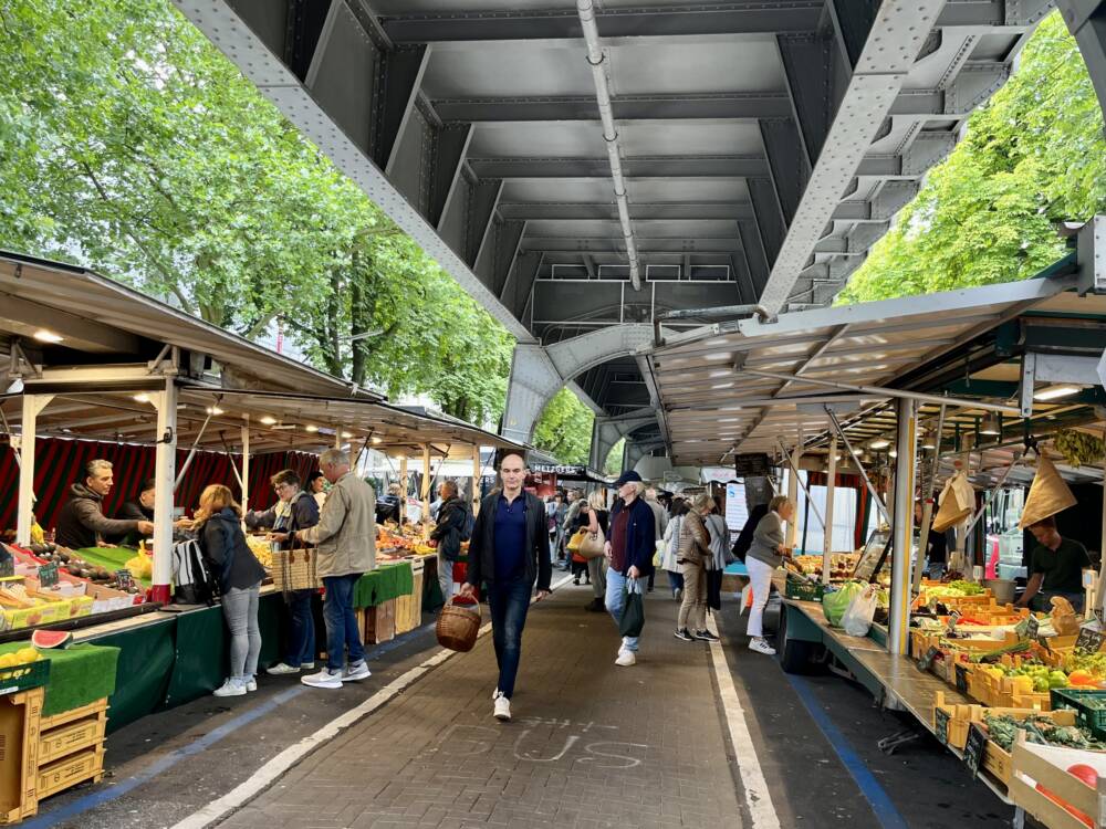 Der Isemarkt unter der Hochbahnbrücke: wohl einer der schönsten Wochenmärkte in Hamburg / ©Szene Hamburg