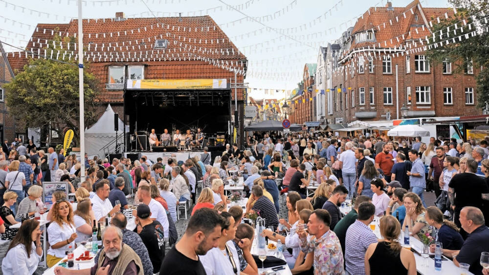 Die Buxtehuder Altstadt lockt mit Winzerinnen und Winzern aus ganz Deutschland / © Altstadtverein Buxtehude 