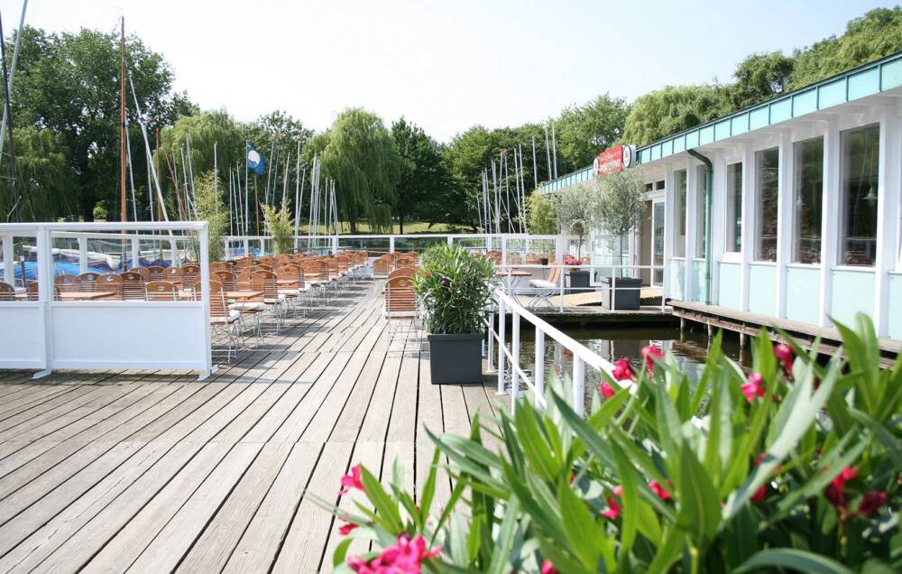 Die große Terrasse bietet genug Platz für viele Gäste / ©Marc Sill