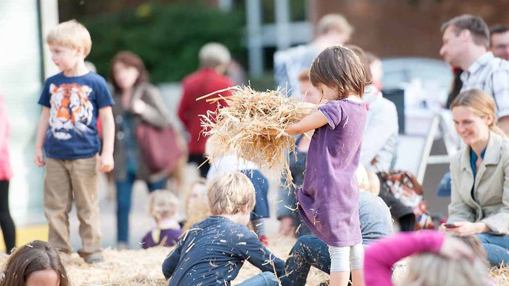 Ein vorgezogenes Erntedankfest: Auf dem Tibarg werden Weinfest und Bauernmarkt miteinander verbunden / © Arbeitsgemeinschaft Tibarg e. V.