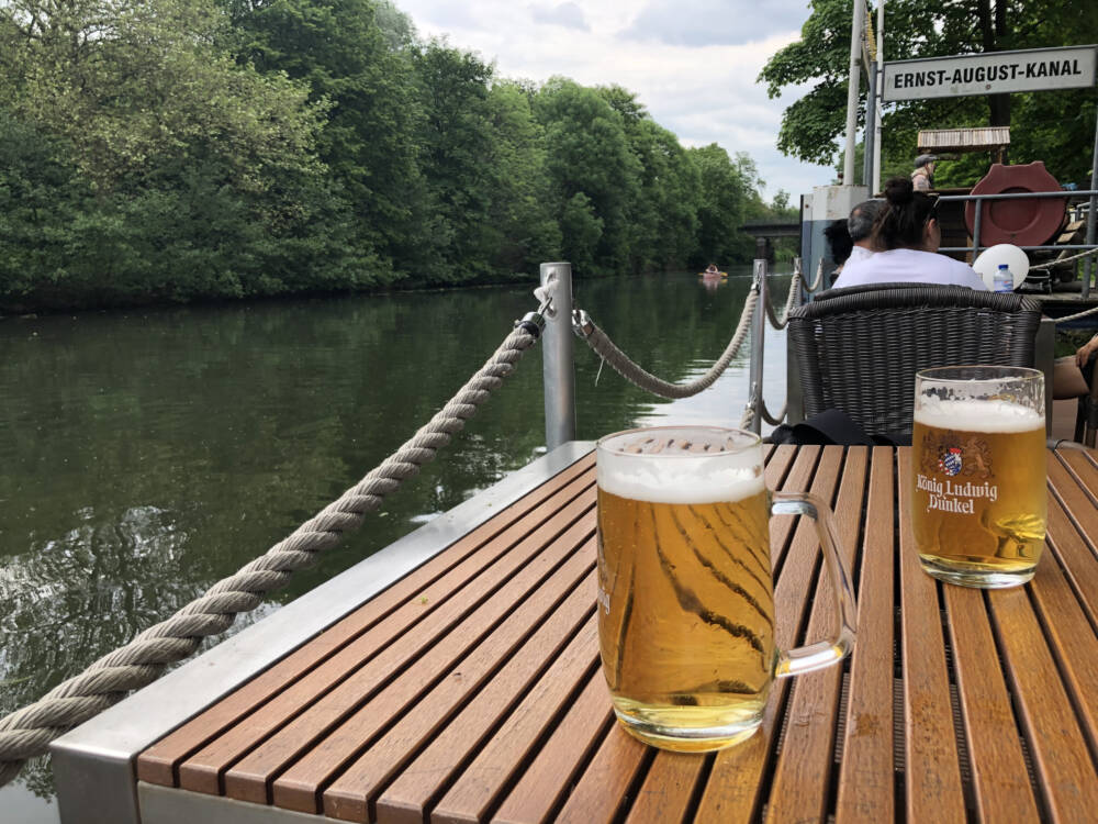 Eine Bootstour auf dem Wasser bietet sich vor oder nach dem Biergarten-Besuch bei Zum Anleger an / ©Sirany Schümann