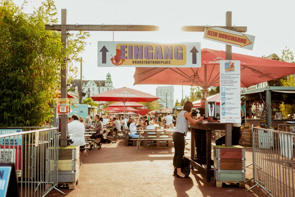 Familiärer Biergarten mitten auf dem Kiez: Großstadtdorfplatz / ©Spielbudenplatz