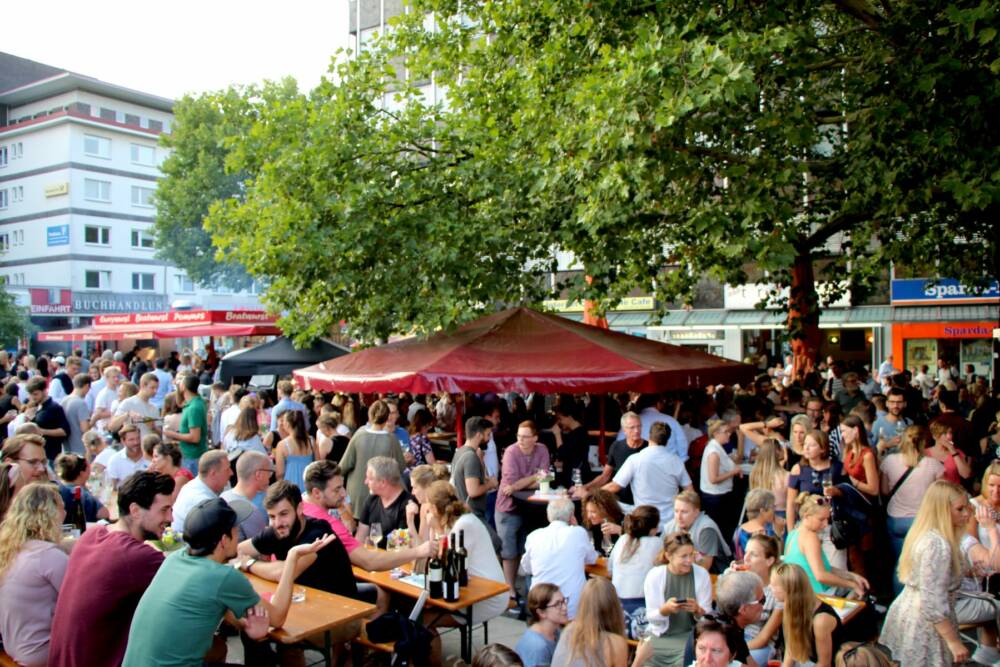  Nach dem Osterstraßenfest ist vor dem Weinfest: Auf dem Fanny-Mendelssohn-Platz in Eimsbüttel ist immer etwas los / © Robin Eberhardt