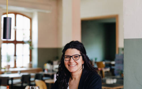 Nessi Rose ist Teil der Geschäftsführung in dem Restaurant in Altonas Neuer Mitte  / ©Elma Speisekneipe