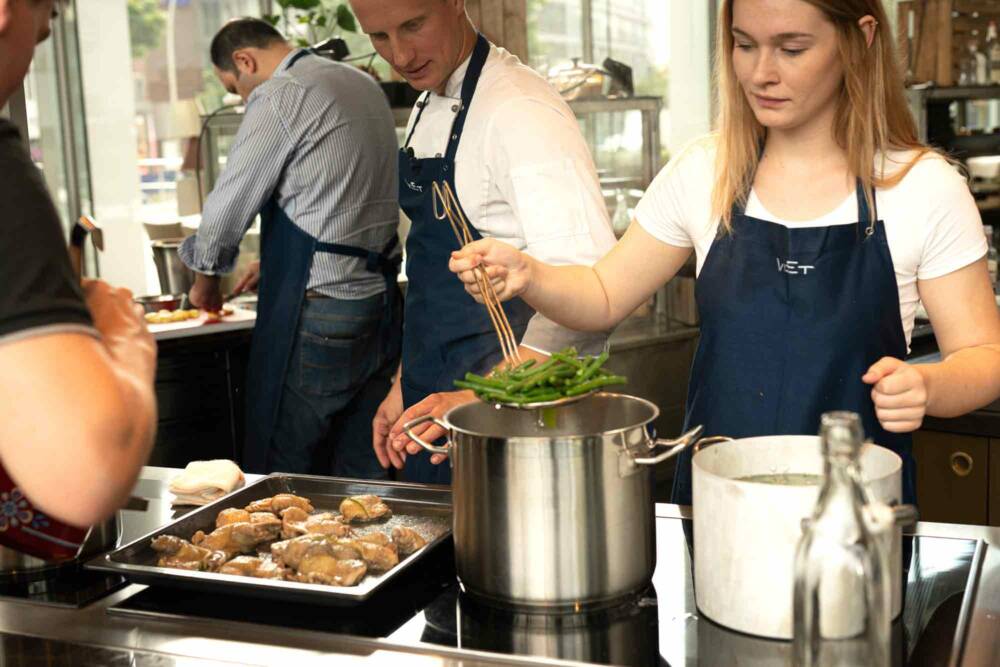 Ob mit Kollegen, Freunden oder der Familie, ein Kochkurs bei der Vlet Kochschule macht Spaß / ©NORD EVENT GmbH