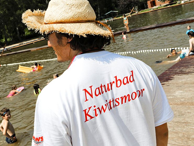 Picknickdecke und Badesachen nicht vergessen! Das Naturbad Kiwittsmoor lädt zur nachhaltigen Winebreak / © Naturbad Kiwittsmoor 