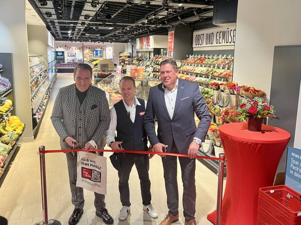 Ralf Dümmel, Marktmanager Joschua Zimmermann und Vorsitzender der Geschäftsleitung Jochen Vogel / ©Alice von der Laden 