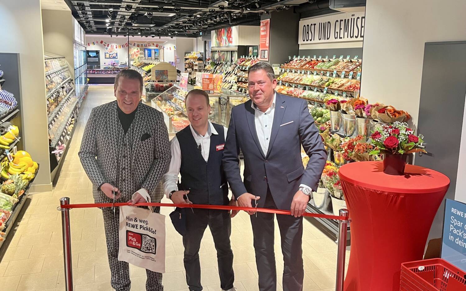 Ralf Dümmel, Marktmanager Joschua Zimmermann und Vorsitzender der Geschäftsleitung Jochen Vogel / ©Alice von der Laden 