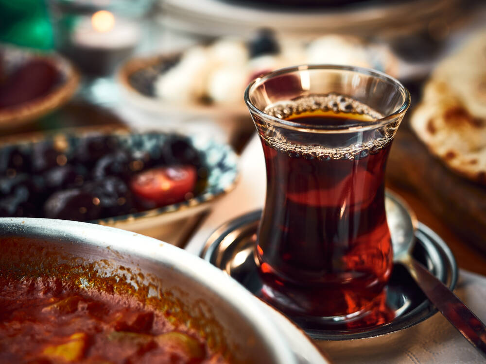 Schwarzer Tee und deftige Speisen: Wer in Hamburg türkisch frühstücken möchte, ist bei Lokmam richtig / ©Marc Sill 