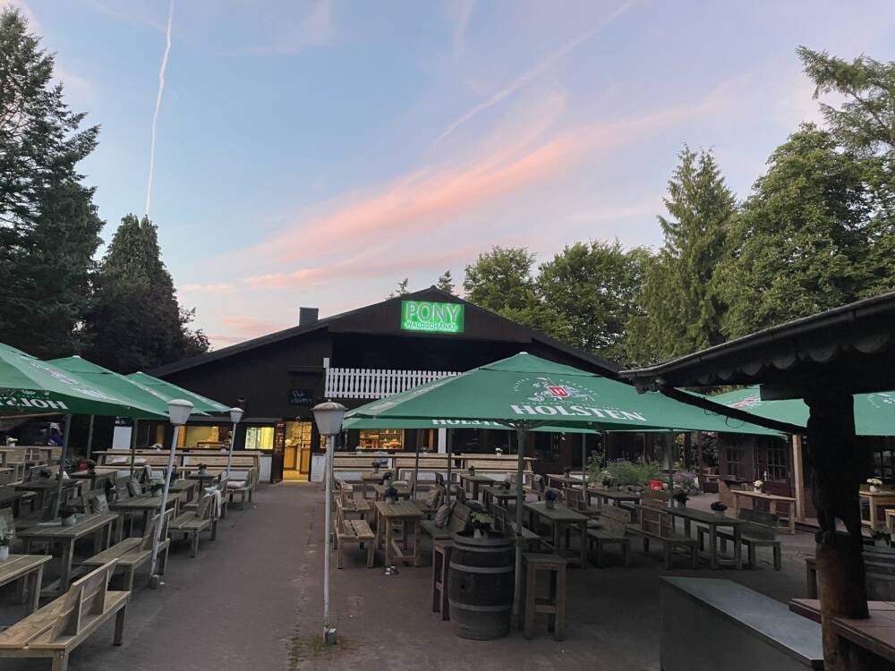 Umgeben von ganz viel Grün: der Biergarten der Pony-Waldschänke / ©Pony-Waldschänke