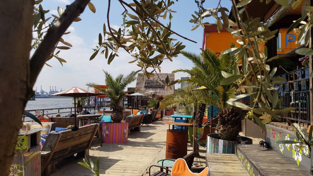 Urlaubsfeeling mitten in der Großstadt gibt’s im StrandPauli. Der Beachclub lädt auch tagsüber zum Schlemmen und Kaffeetrinken ein / © Lydia Stach