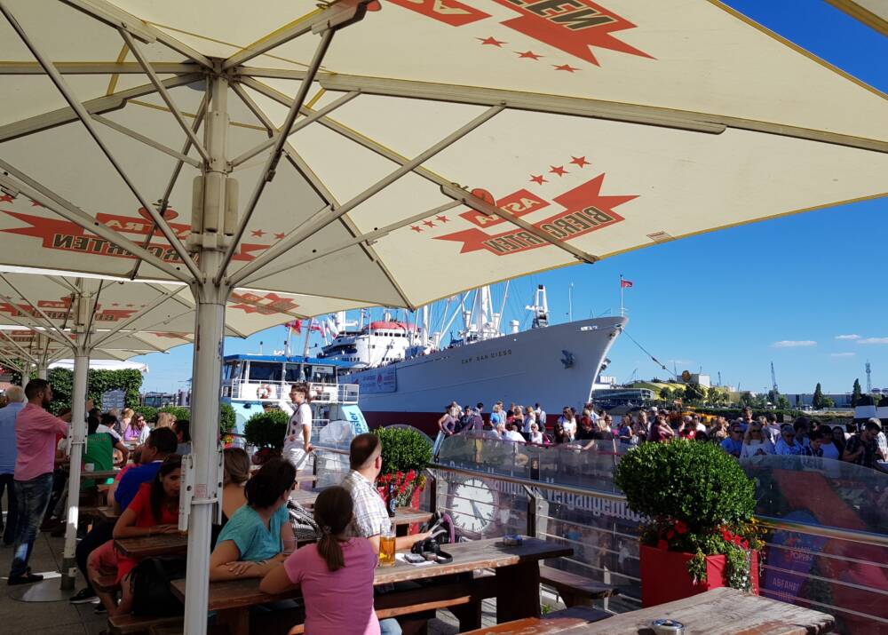 Vom Astra Biergarten blickt man auf die Elbe und den Hafen – auch die Can San Diego ist in Sicht / ©Kami