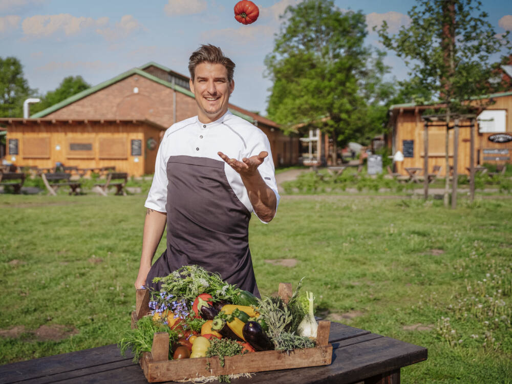 Vom Gut Wulksfelde frisch in die Küche: Matthias Gförer weiß, wie Genuss mit gutem Gewissen geht / © Sven Schomburg